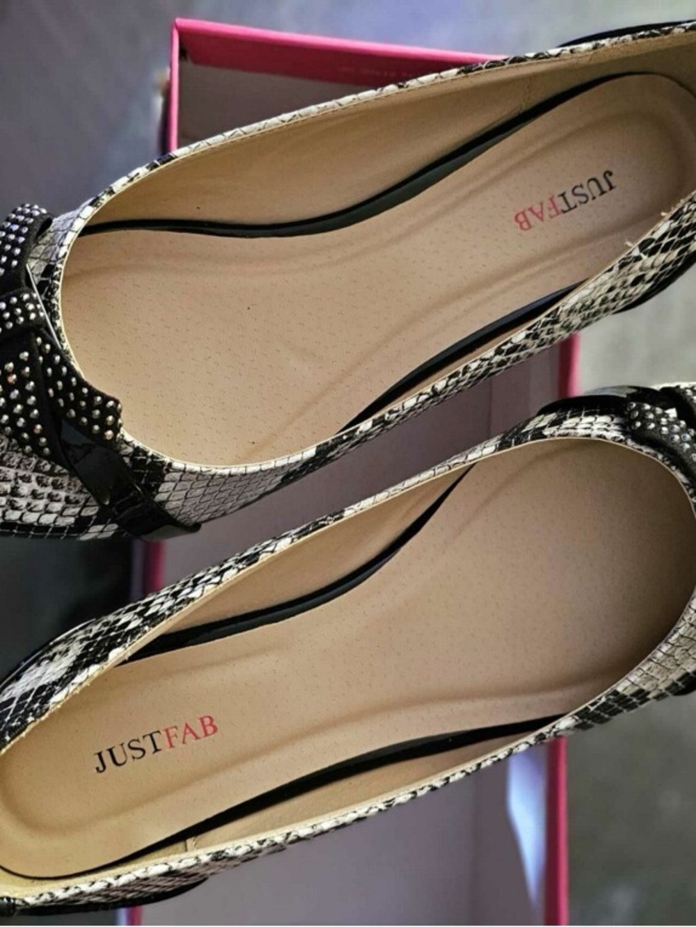 JustFab Black & White Snake-Print Stud Bow Flats** never worm!**